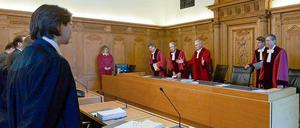 Kläger und Beklagte (l) stehen vor den Richtern (r) im Bundesverwaltungsgericht (BVerwG) am Mittwoch in Leipzig (Sachsen). Verhandelt wird die Frage, ob Mitgliedern von Rockerclubs der Waffenschein entzogen werden darf.