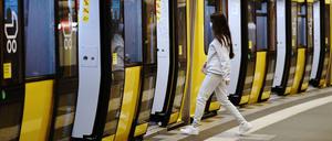 Die BVG erwägt offenbar, auch bei Tram und U-Bahn das Angebot auszudünnen.