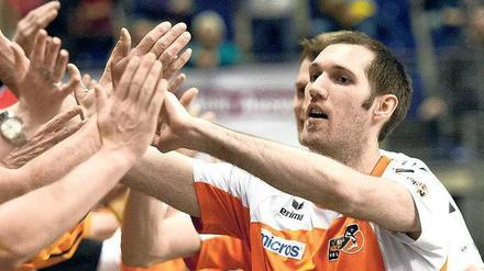 Hand drauf. Touzinsky will am Dienstag in Ljubljana mit den Volleys feiern.