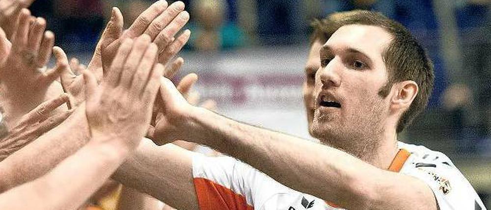 Hand drauf. Touzinsky will am Dienstag in Ljubljana mit den Volleys feiern.