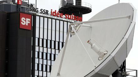 Ein System. Die Schweizerische Radio- und Fernsehgesellschaft finanziert sich wie ARD und ZDF über Gebühren.