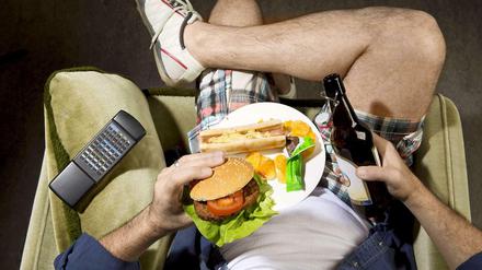 Mein Bier, mein Burger, mein Fernsehsessel: Gerade die Berliner halten wenig von Bewegung.