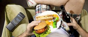 Mein Bier, mein Burger, mein Fernsehsessel: Gerade die Berliner halten wenig von Bewegung.