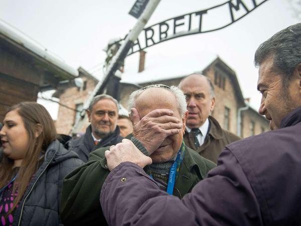 Der Holocaust-Überlebende Mordechai Ronen wird am Montag beim Besuch des ehemaligen Konzentrationslagers Auschwitz von seinem Sohn getröstet.
