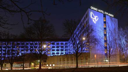 Alles so schön blau hier. Auf dieser Aufnahme leuchtet das Hotel noch unter altem Namen.