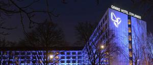 Alles so schön blau hier. Auf dieser Aufnahme leuchtet das Hotel noch unter altem Namen.