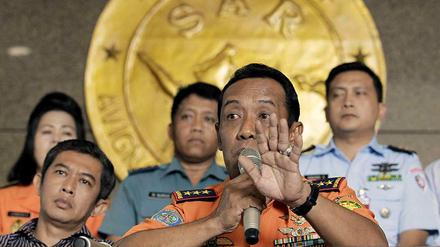 Der Chef der Nationalen Such- und Rettungsbehörde Indonesiens, Bambang Sulistyo, bei der Pressekonferenz am Mittwoch. 