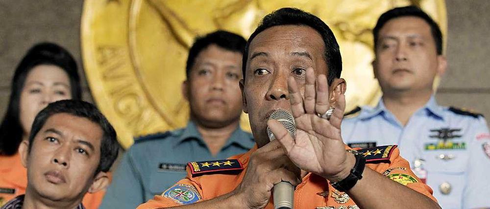 Der Chef der Nationalen Such- und Rettungsbehörde Indonesiens, Bambang Sulistyo, bei der Pressekonferenz am Mittwoch. 