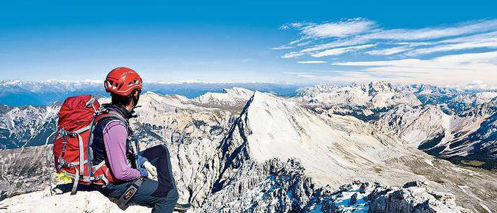 Geschafft! Angekommen, etwa wie hier auf der 3025 Meter hohen Zehnerspitze der Fanesgruppe in den Dolomiten, ist jede Mühsal des Aufstiegs vergessen.