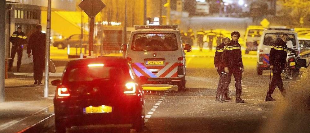 Die Sicherheitskräfte vor der Redaktion in Hilversum.
