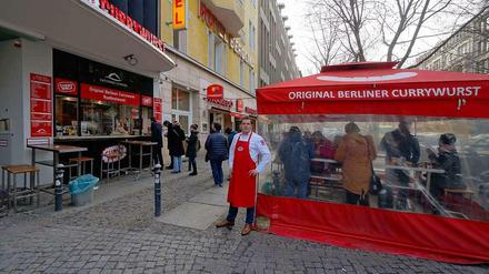 Das rote Zelt muss weg. Mathias Wolf betreibt „Curry Wolf“ in der Rankestraße. Nun soll der Imbiss den Bereich zwischen Gehweg und Fahrbahnrand räumen – wie auch viele andere Wirte. 