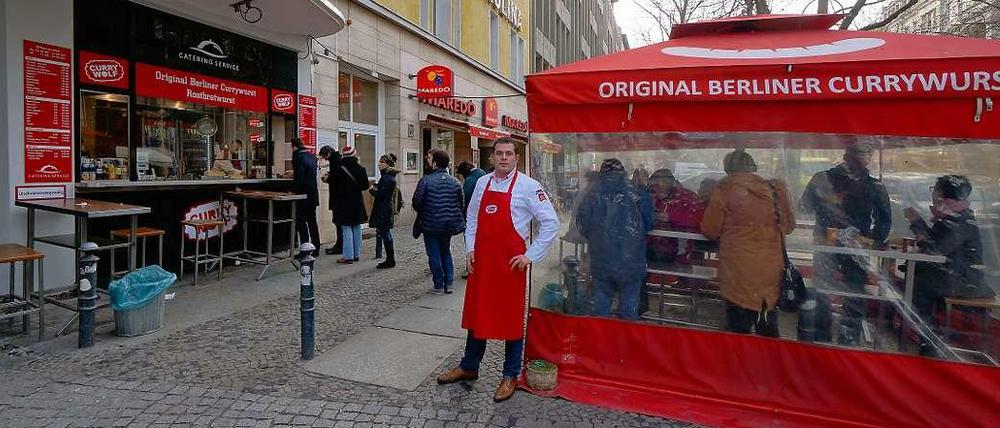 Das rote Zelt muss weg. Mathias Wolf betreibt „Curry Wolf“ in der Rankestraße. Nun soll der Imbiss den Bereich zwischen Gehweg und Fahrbahnrand räumen – wie auch viele andere Wirte.
