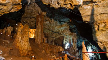 In der Manot-Höhle im Norden Israels haben israelische Forscher Teile eines 55000 Jahre alten Schädels gefunden. 