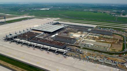Es geht voran, Flughafen wird gemacht. Unten am Bildrand: der so genannte Südpier. Die Aufnahme stammt von 2012.