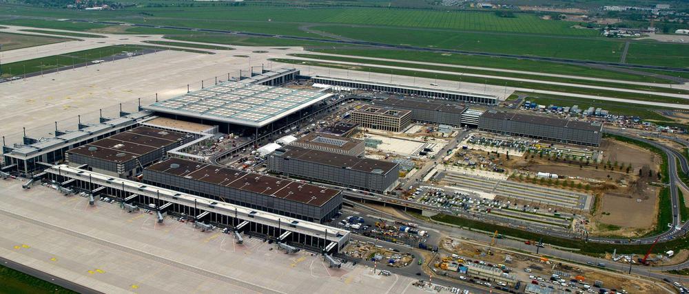 Es geht voran, Flughafen wird gemacht. Unten am Bildrand: der so genannte Südpier. Die Aufnahme stammt von 2012.