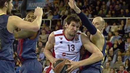 Monster unter dem Korb. Boban Marjanovic tankt sich durch.