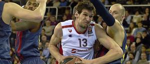 Monster unter dem Korb. Boban Marjanovic tankt sich durch.