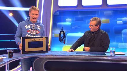 Improvisierter Testlauf. Moderator Jörg Pilawa und "Tagesschau"-Chefsprecher Jan Hofer bei der Generalprobe für das neue "Quizduell".