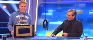 Improvisierter Testlauf. Moderator Jörg Pilawa und "Tagesschau"-Chefsprecher Jan Hofer bei der Generalprobe für das neue "Quizduell".