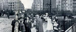 Eine Menschengruppe steht um 1902 auf der Straße am neuen Viktoria-Luise-Platz in Schöneberg