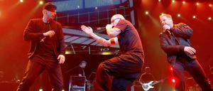 Lass sehen. Michi Beck, Thomas D. und Smudo an der Rampe. Wie immer hinten: Andy Ypsilon an den Geräten.