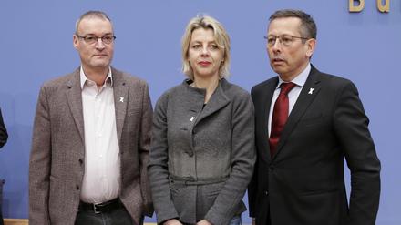 Missbrauchs-Opfer Adrian Koerfer, Sozialpädagogin Sabine Andresen und der Missbrauchs-Beauftragte Johannes-Wilhelm Rörig (von links). 