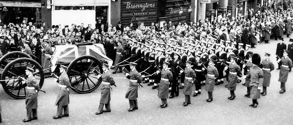 Am 30. Januar 1965 wird der mit dem Union Jack geschmückte Sarg Winston Churchills die Themse hinaufgebracht und dann durch London gefahren.