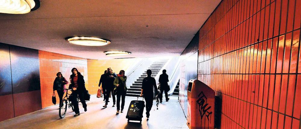Die Unterführung für Fußgänger zwischen dem Omnisbus- und dem S-Bahnhof ist trist, oft funktionieren Rolltreppen und Fahrstuhl nicht.
