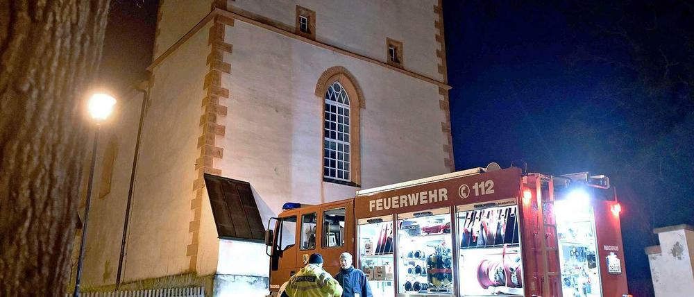 Einsatzkräfte der Feuerwehr in der Nacht zu Freitag bei Löscharbeiten in der Wiprechtkirche in Eula (Sachsen).