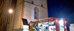 Einsatzkräfte der Feuerwehr in der Nacht zu Freitag bei Löscharbeiten in der Wiprechtkirche in Eula (Sachsen). 