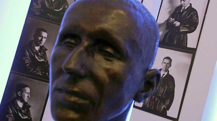 Der Meister und sein schmaler Dickschädel. Eine Büste und Portraitfotos,im Augsburger Geburtshaus von Bertolt Brecht..