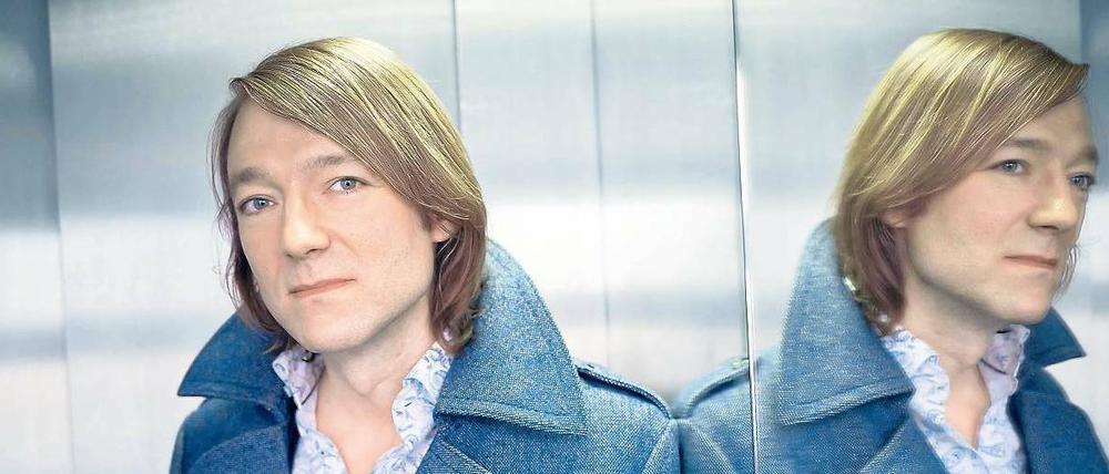 Doppelter Otis. Der Sänger und Romanautor Jochen Distelmeyer, 47, im Fahrstuhl.
