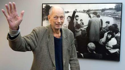 Der Fotograf Will McBride steht am 29.10.2014 in der Ausstellung mit Bildern der Agentur Magnum, deren Mitglied er ist, in den neuen Räumen der Galerie C/O Berlin an ihrem neuen Standort im Amerika Haus in Berlin.