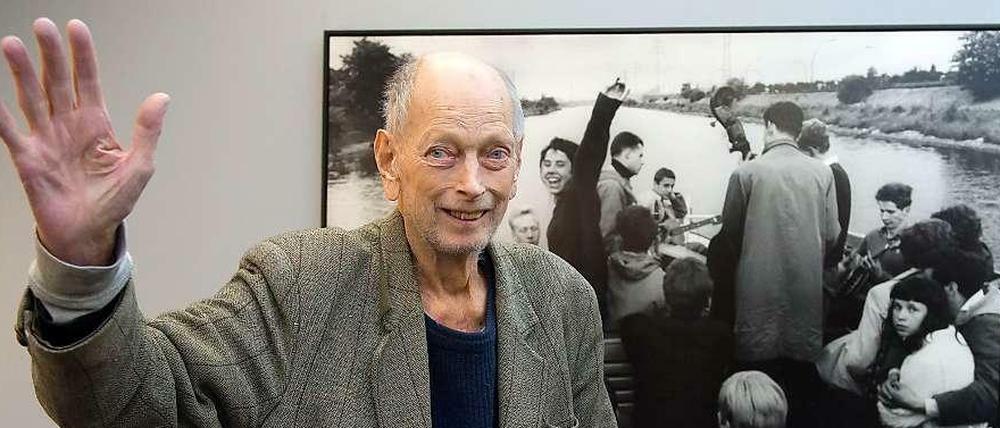Der Fotograf Will McBride steht am 29.10.2014 in der Ausstellung mit Bildern der Agentur Magnum, deren Mitglied er ist, in den neuen Räumen der Galerie C/O Berlin an ihrem neuen Standort im Amerika Haus in Berlin.