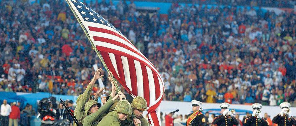 Pompöse Show. Beim Super Bowl 2007 wurde das berühmte Foto der Eroberung von Iwojima durch US-Soldaten nachgestellt.
