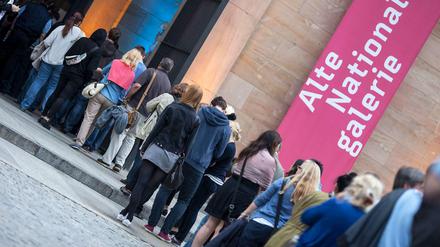 Künftig nie mehr anstehen? Wartende vor der Alten Nationalgalerie in Mitte.