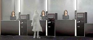 Eine Computer-Illustration zeigt einen weiblichen Gast eines Hotels in Japan an der Rezeption, hinter der drei Roboter in weiblicher Gestalt für die Gäste bereit stehen.