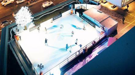 Guten Rutsch. Der Weihnachtsmarkt steht nicht mehr, aber die Eisbahn im Bikini-Haus ist noch bis 25. Februar geöffnet.