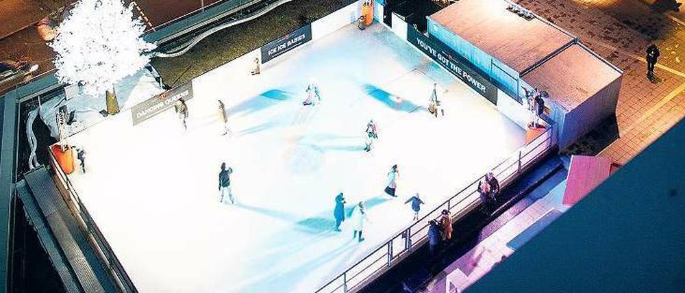 Guten Rutsch. Der Weihnachtsmarkt steht nicht mehr, aber die Eisbahn im Bikini-Haus ist noch bis 25. Februar geöffnet.