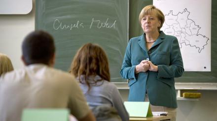 Angela Merkel ist nur gelegentlich an Berliner Schulen zu Gast (wie hier 2013 am Heinrich-Schliemann-Gymnasium in Prenzlauer Berg).