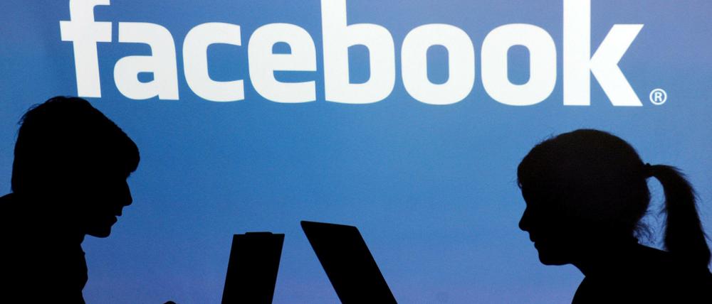 Facebook glaubt immer noch nicht, dass deutscher Datenschutz das Unternehmen etwas angeht. Der Bundestag will das ändern.