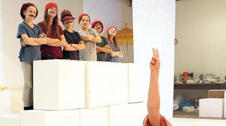 Von wegen: So’n Bart! In Armin Petras’ Bearbeitung der alten chinesischen Kreidekreis-Fabel streiten sich zwei Frauen um ein Kind – in dieser Probenszene geben die jungen Schauspieler die Richter. Das Stück hat am 7. Februar Premiere am Grips-Theater.