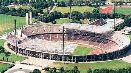 So sah’s 1999 aus. Hier sind noch die zwei alten Glasdächer zu sehen, die zur Fußball-WM 1974 entstanden sind. Ringsum ragen vier Masten in den Himmel. 