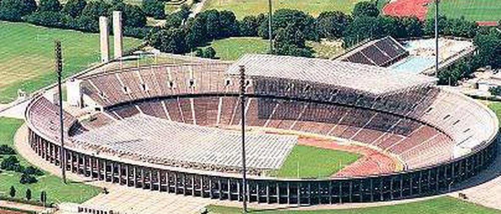 So sah’s 1999 aus. Hier sind noch die zwei alten Glasdächer zu sehen, die zur Fußball-WM 1974 entstanden sind. Ringsum ragen vier Masten in den Himmel. 
