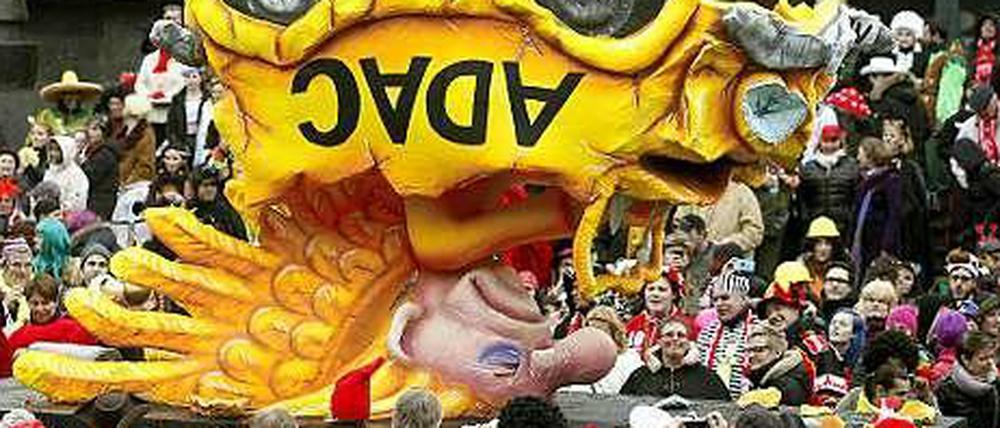 Der Düsseldorfer Karneval ist bekannt für seine derben Themenwagen, wie hier 2014 zum ADAC-Skandal. Vor einem Rosenmontagswagen zu den Anschlägen auf die Satirezeitschrift "Charlie Hebdo" in Frankreich schrecken die Veranstalter jedoch noch zurück.