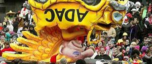 Der Düsseldorfer Karneval ist bekannt für seine derben Themenwagen, wie hier 2014 zum ADAC-Skandal. Vor einem Rosenmontagswagen zu den Anschlägen auf die Satirezeitschrift "Charlie Hebdo" in Frankreich schrecken die Veranstalter jedoch noch zurück.
