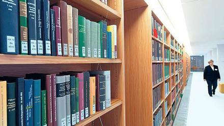 Hinter den Regalen. Als die Stabi ihre Einträge aus den Jahren 1933–45 sichtete, erhärtete sich bei 11 000 Titeln der Raubgut-Verdacht. Die Preußische Staatsbibliothek spielte in der NS-Zeit eine zentrale Rolle bei der Verteilung enteigneter Bücher. 