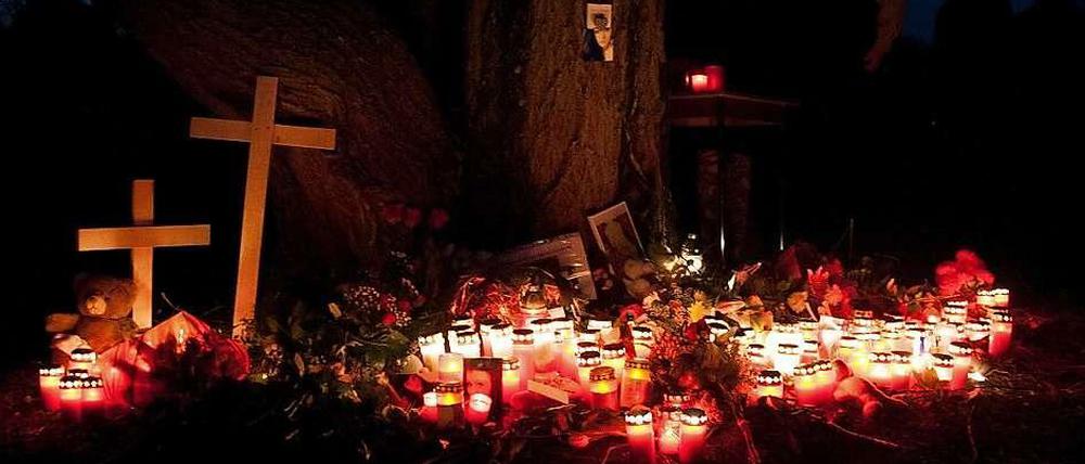 Unzählige Kerzen und zwei Kreuze für die Mutter und ihr ungeborenes Kind: Trauer am Seeufer in Hohenschönhausen