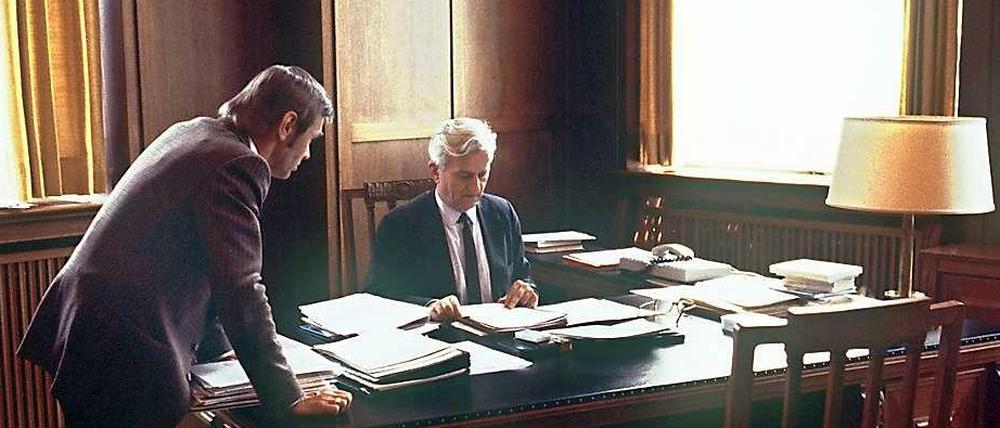 Richard von Weizsäcker an seinem Schreibtisch im Rathaus Schöneberg im August 1981.