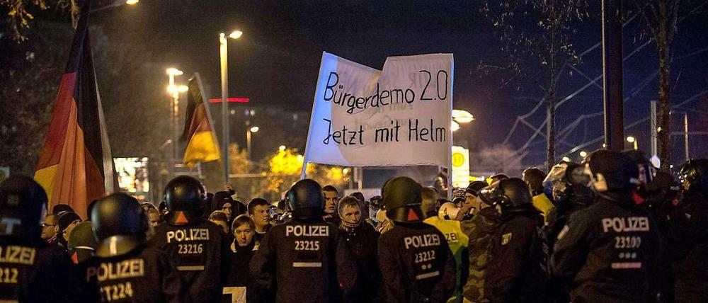 Gegner der geplanten Flüchtlingsunterkunft in Marzahn im vergangenen November - womöglich ein Bild der Vergangenheit: Am Montag wollen sie zum vorerst letzten Mal demonstrieren.